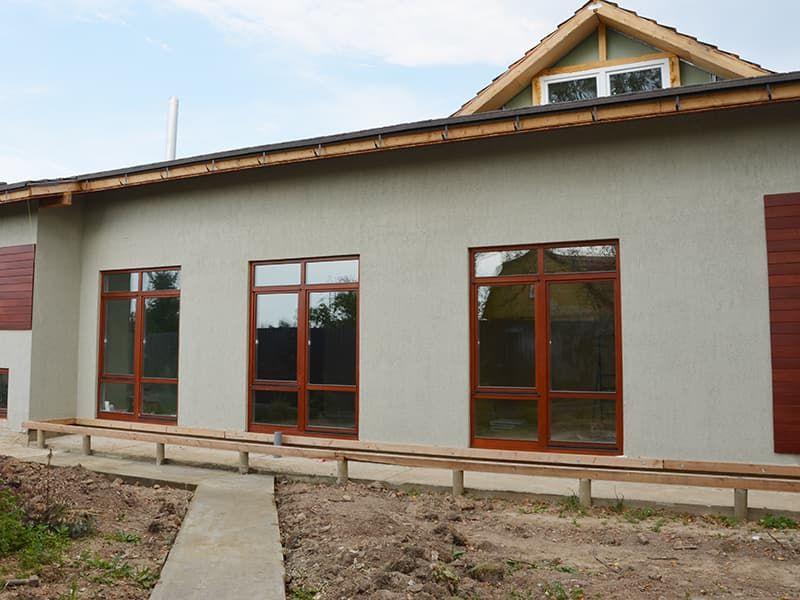 Деревянные окна для кирпичного дома