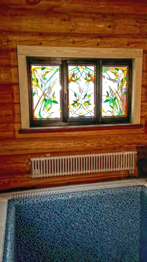 Установлены окна из лиственницы с витражами