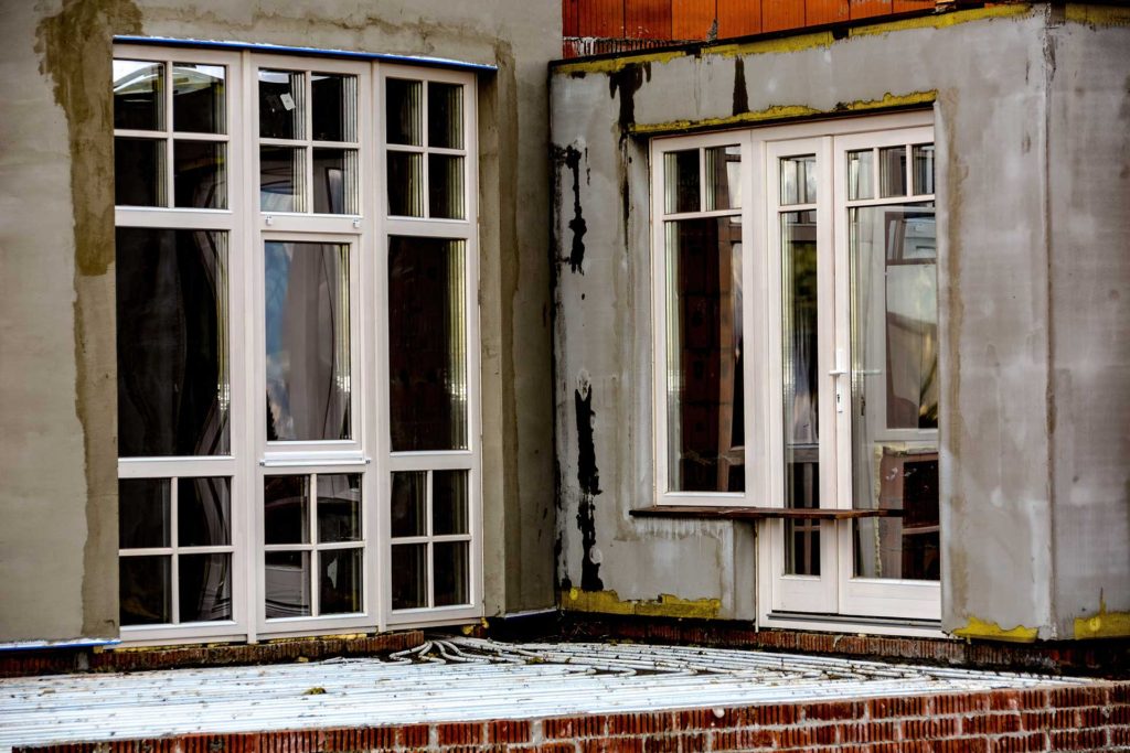 Установлены окна из лиственницы с декоративными раскладками