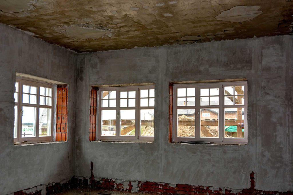Установлены окна из лиственницы с декоративными раскладками