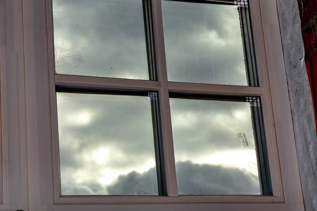 Остекление коттеджа окнами из лиственницы