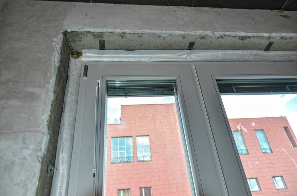 Установлены окна из лиственницы с алюминиевым окладом