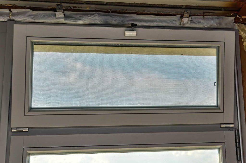 Остекление квартиры окнами из лиственницы с алюминиевым окладом