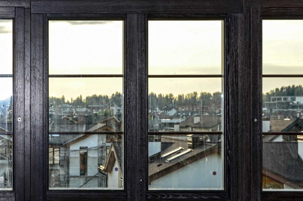 Установлены дубовые окна в историческом дизайне с брашированием