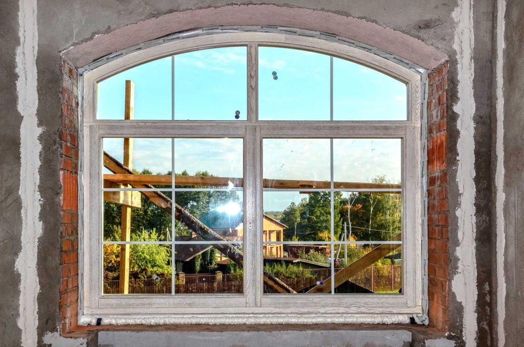 Установлены дубовые окна в историческом дизайне с брашированием