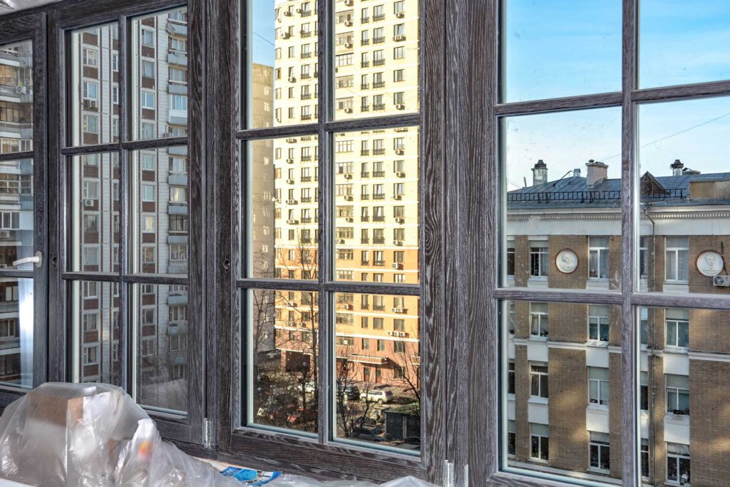 Остекления окнами и фасадной конструкцией из дуба