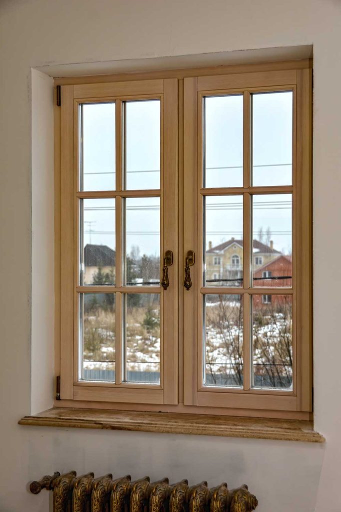 Остекление дома окнами из сосны