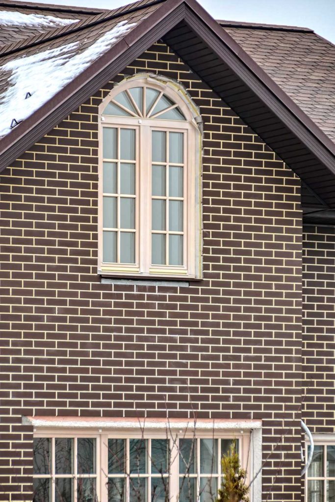 Остекление дома окнами из сосны
