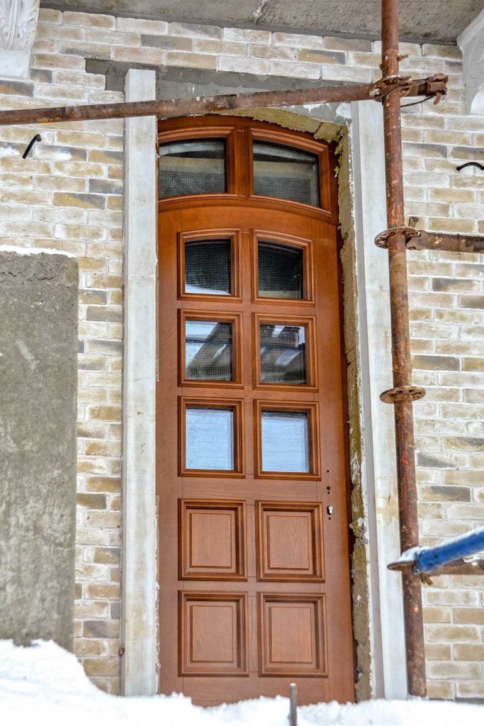 Установлены дубовые окна и двери в историческом исполнении