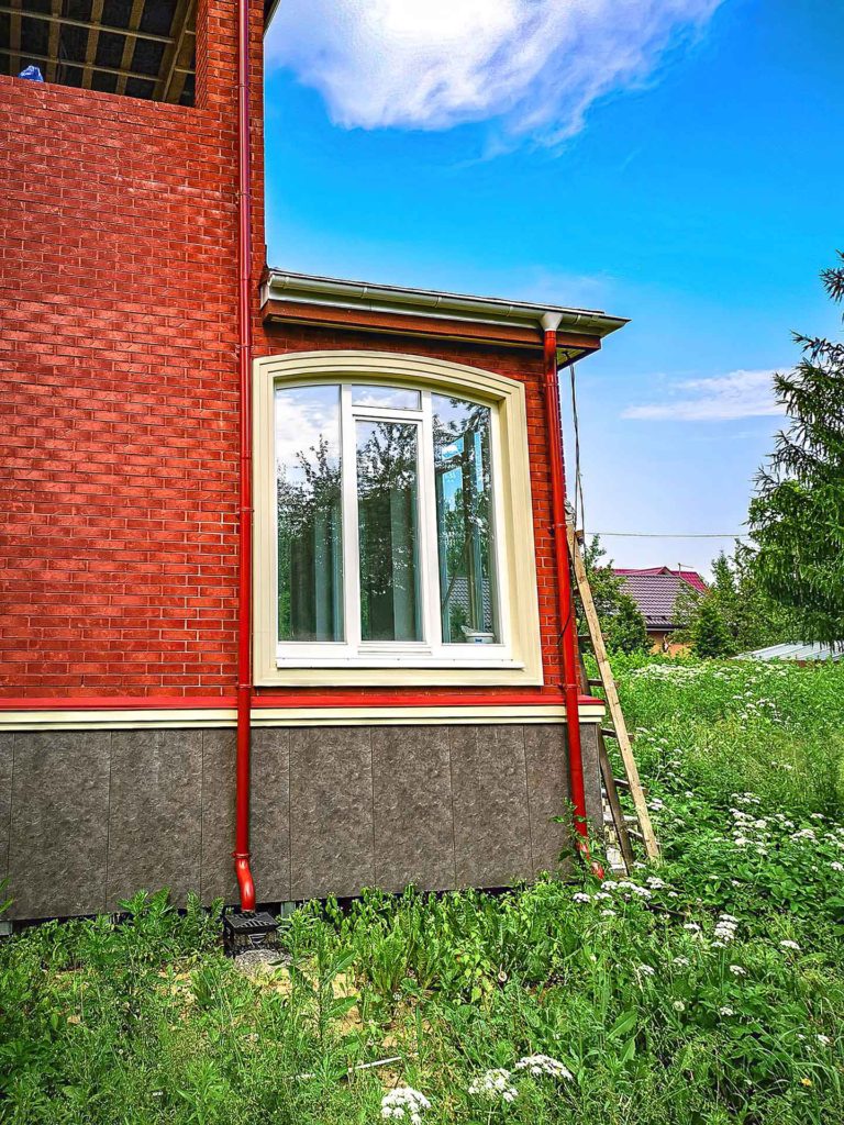 окна в дом из красного кирпича
