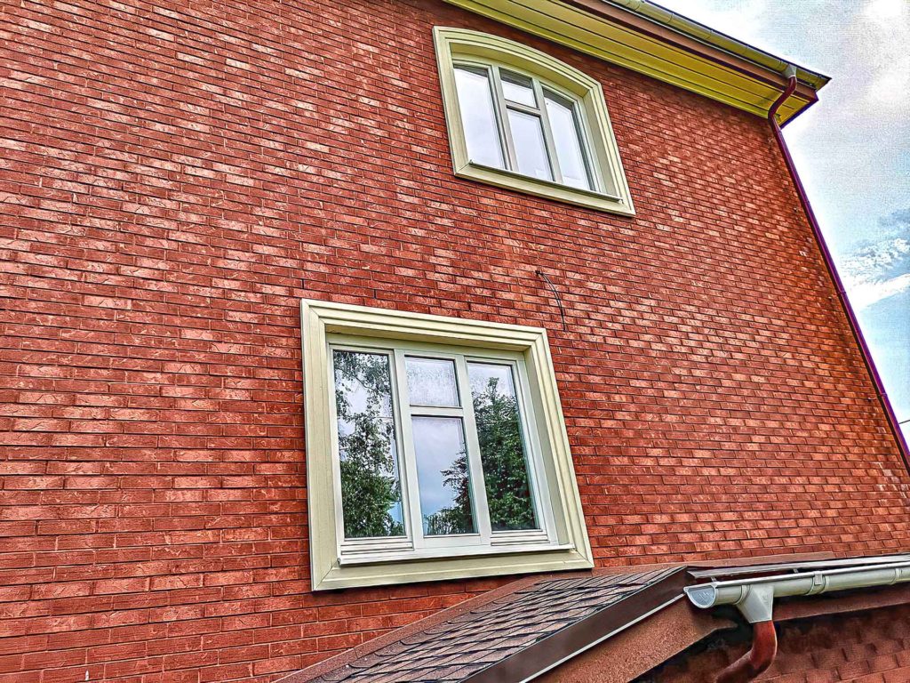 окна в дом из красного кирпича