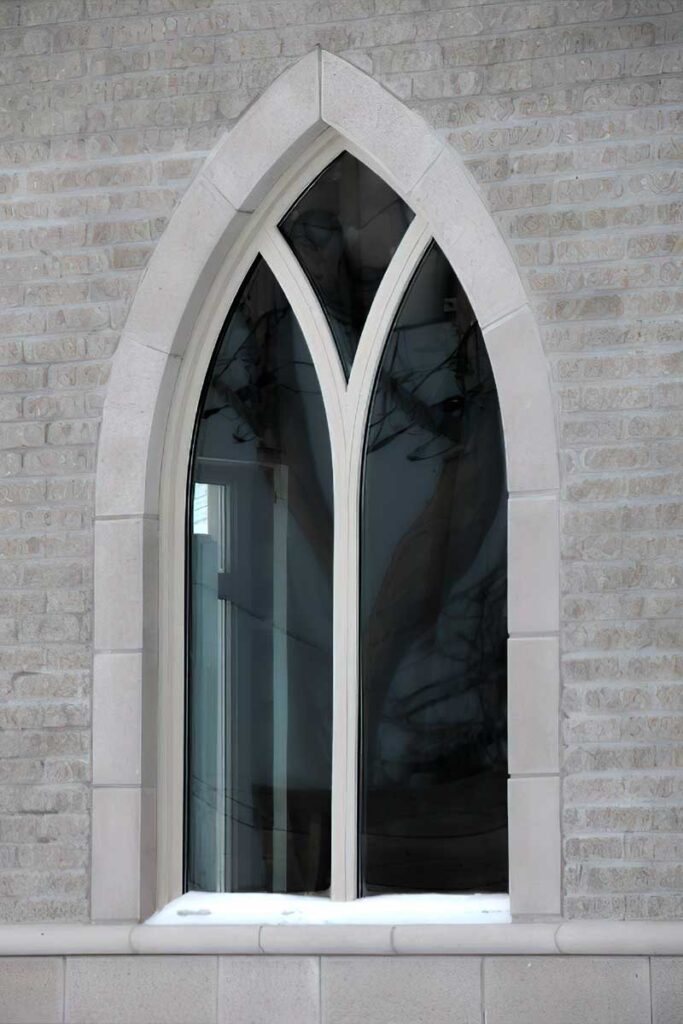 современное готическое белое окно