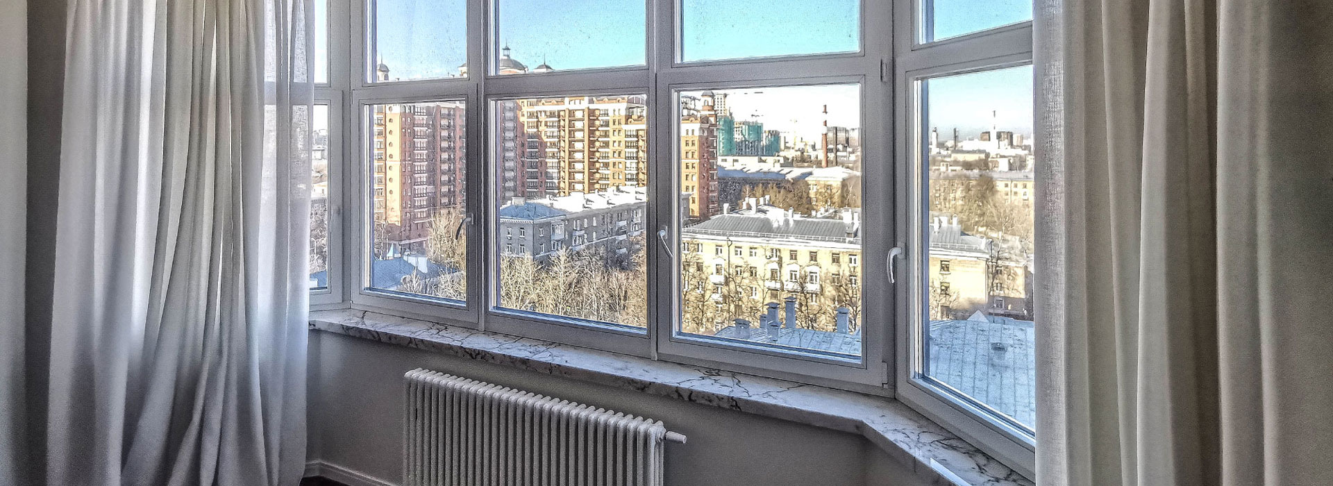 окна из лиственницы в квартире на маршала Соколовского
